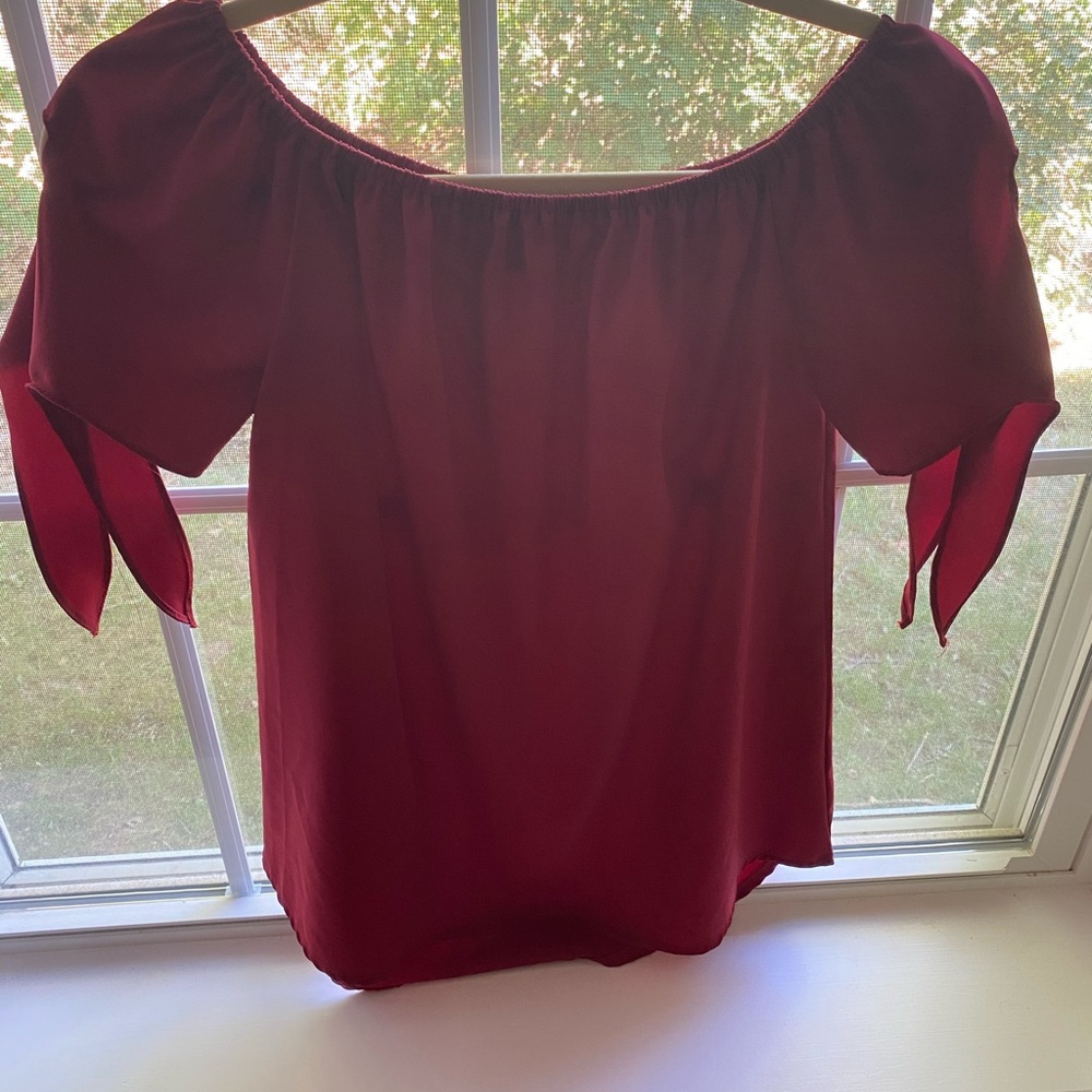 Red short  sleeve shirt! Ties at the sleeve!